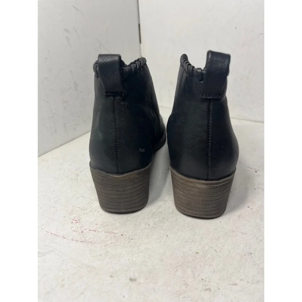 Volatile black ankle
